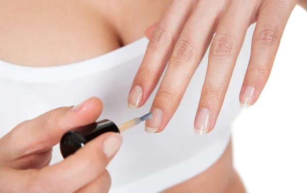 Mulher aplicando tinta de unhas — Fotografia de Stock