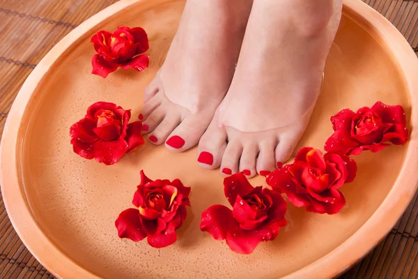 Weibliche Füße bekommen Aromatherapie — Stockfoto
