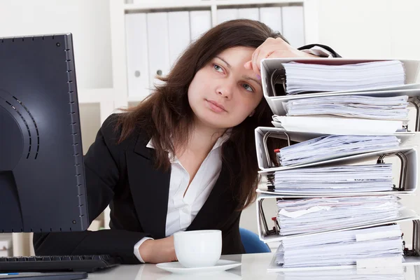 Stressad kvinna som arbetar på kontor — Stockfoto