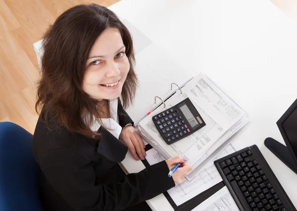 Retrato de mujer de negocios feliz — Foto de Stock