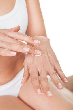 kadının elleri için krem uygulamak