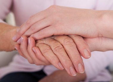 Üst düzey kadın eli tutan genç kadın