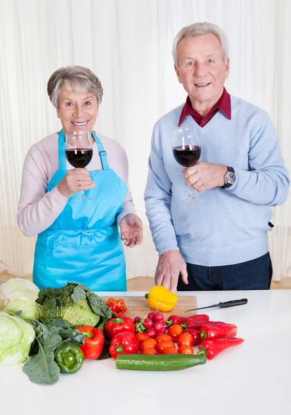 Äldre par grillas vin — Stockfoto