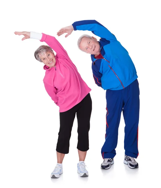 Retrato de um casal de idosos que se exercita — Fotografia de Stock