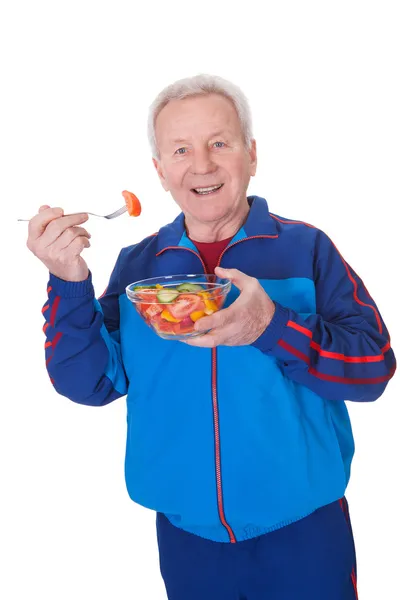 Uomo anziano che mangia insalata — Foto Stock