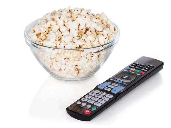 Close-up van remote control en kom van popcorn — Stockfoto