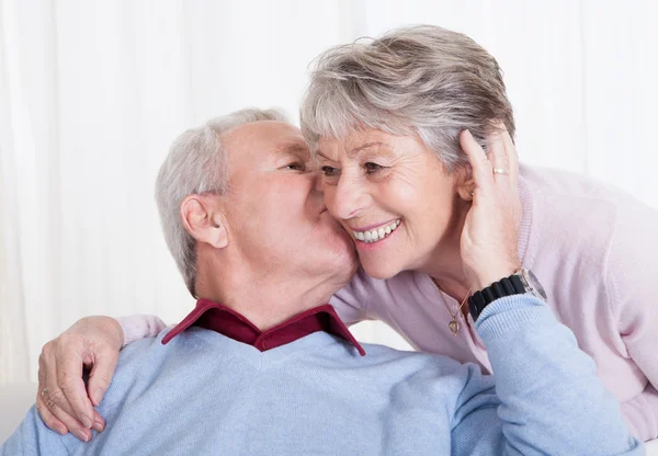 Портрет счастливой пожилой влюбленной пары — стоковое фото