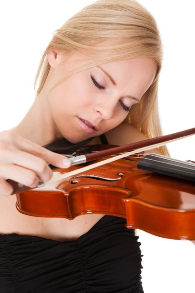 Красивая молодая женщина играет на скрипке — стоковое фото