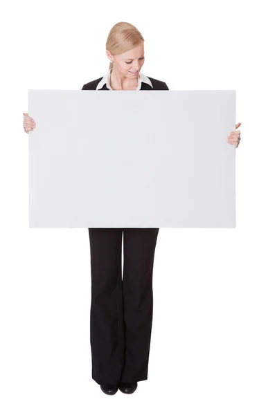 Empresária apresentando banner vazio — Fotografia de Stock
