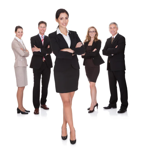 Retrato de mulher de negócios feliz e sua equipe — Fotografia de Stock