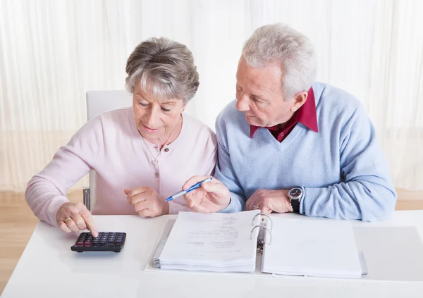 Presupuesto de cálculo de pareja de personas mayores — Foto de Stock