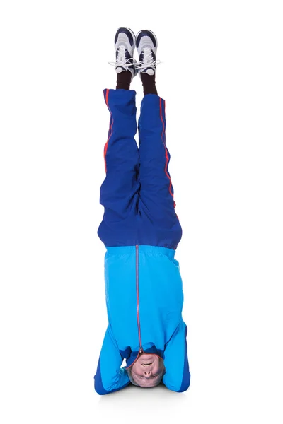 Senior férfi teljesítő jóga Headstand — Stock Fotó