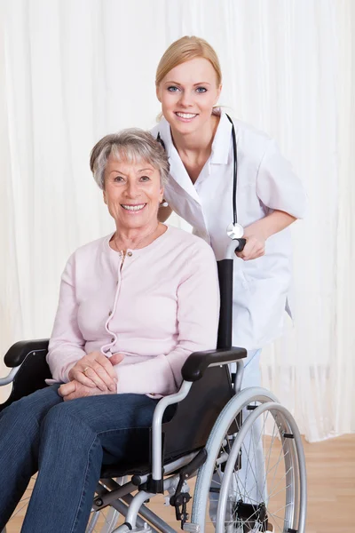 Fürsorglicher Arzt hilft behinderten Patienten — Stockfoto