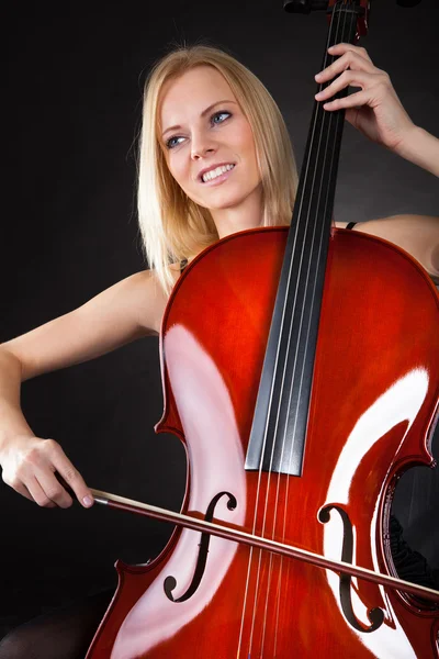Красивая молодая женщина играет на виолончели — стоковое фото