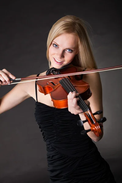 Bella giovane donna che suona il violino — Foto Stock