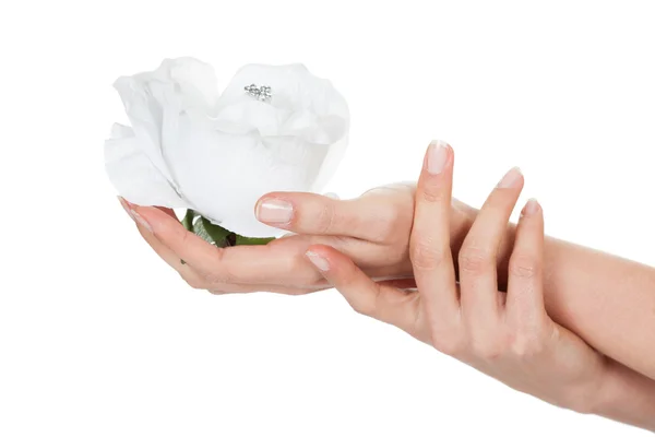 Zbliżenie ręki trzymającej diament w róża — Zdjęcie stockowe