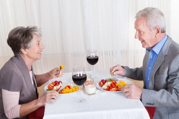 Pareja mayor disfrutando de la cena juntos — Foto de Stock