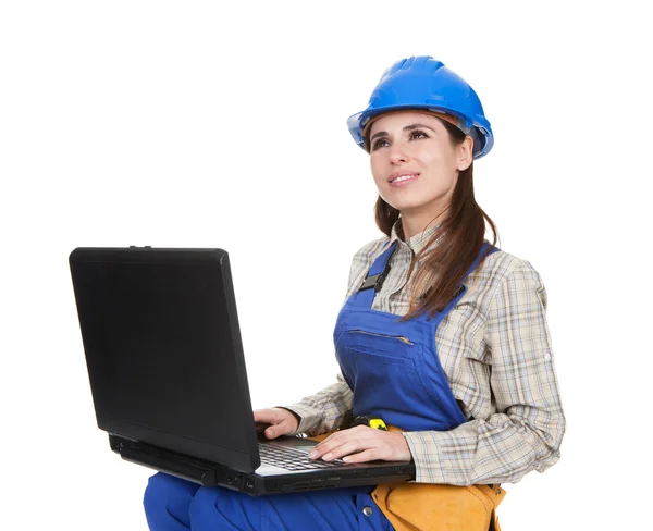 Женщина-работница, работающая над ноутбуком — стоковое фото