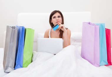 İnternetten alışveriş yapan genç bir kadın