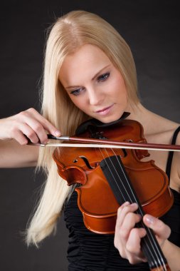 güzel bir genç kadın oynarken keman