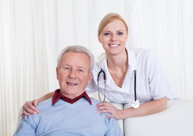mutlu doktor ve hasta portresi