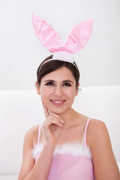 Jeune femme portant des oreilles de lapin — Photo