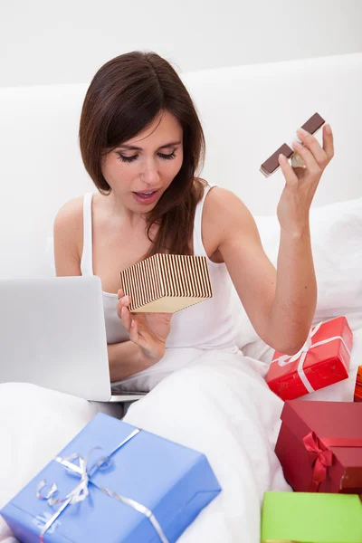 Mujer sorprendida por regalo de apertura — Foto de Stock