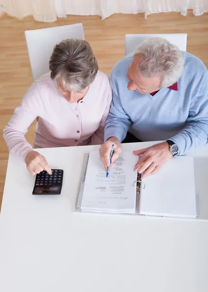 Seniorenpaar berechnet Budget — Stockfoto