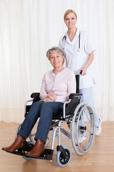 Fürsorglicher Arzt hilft behinderten Patienten — Stockfoto