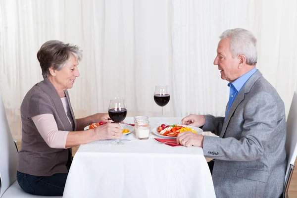 Senior koppel genieten van diner samen — Stockfoto