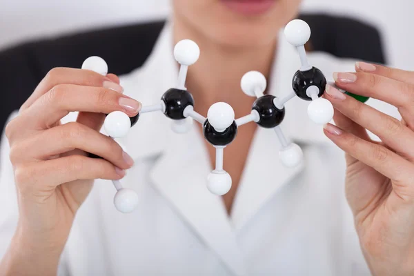 科学者の分子構造を見て — ストック写真
