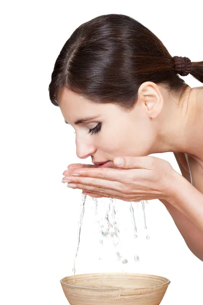 若い女性が水で顔を洗った — ストック写真