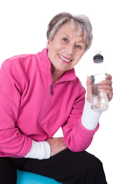 Donna anziana che tiene la bottiglia d'acqua — Foto Stock