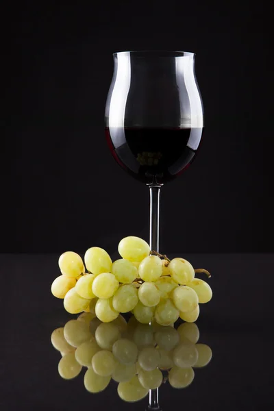 Bodegón de vino y uvas sobre fondo negro —  Fotos de Stock