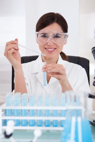Vrouwelijke onderzoeker bedrijf in een reageerbuis — Stockfoto