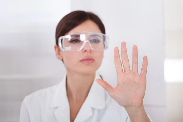 Retrato de cientista feminina — Fotografia de Stock