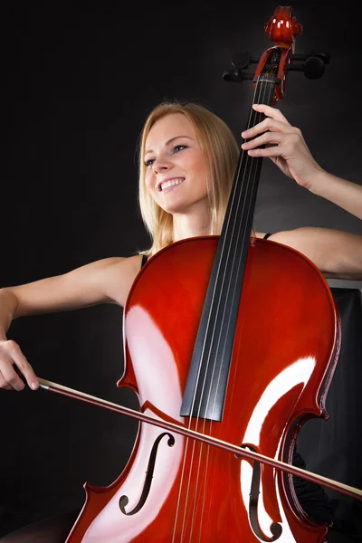 Bella giovane donna che suona il violoncello — Foto Stock