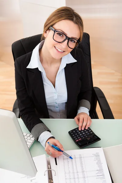 Empresária que trabalha no escritório — Fotografia de Stock