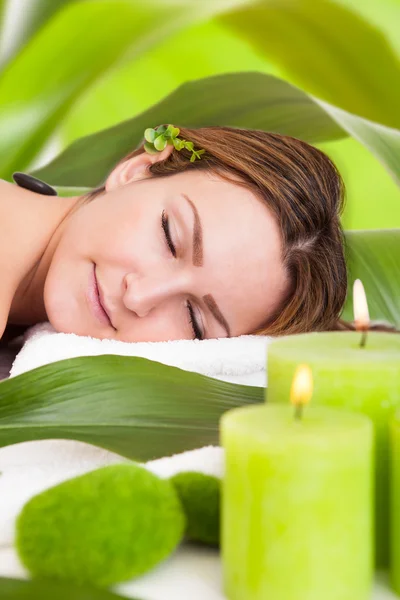 Jovem relaxante no spa — Fotografia de Stock