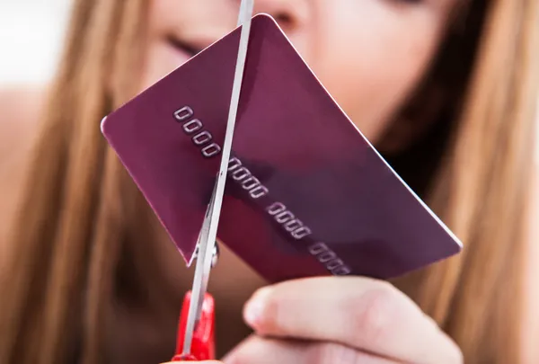 クレジット カードを切断する手のクローズ アップ — ストック写真