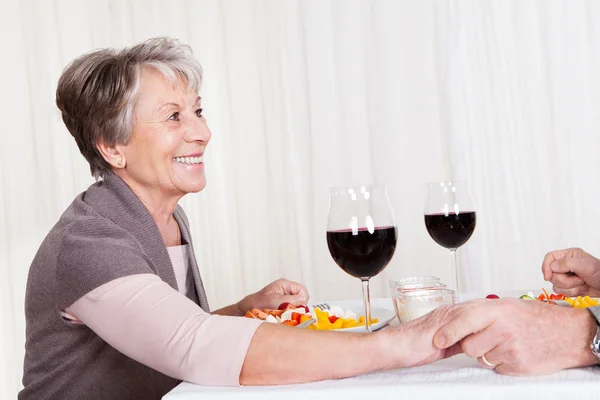 Pareja mayor disfrutando de la cena juntos — Foto de Stock