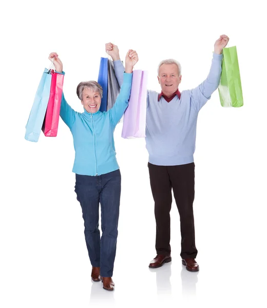 Senior koppel bedrijf shopping tassen — Stockfoto
