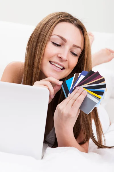 Mujer de compras con tarjeta de crédito — Foto de Stock