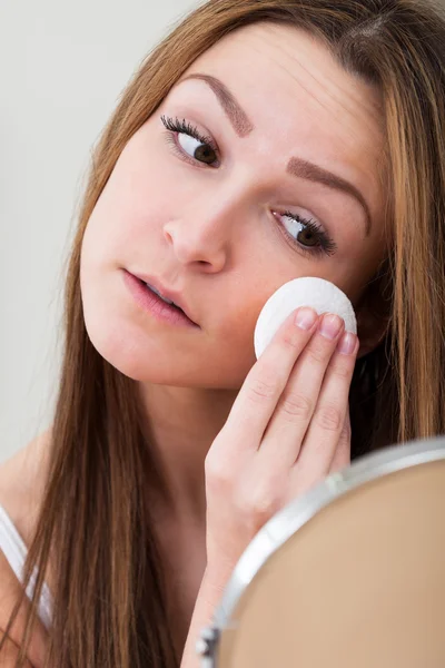 Mujer limpiando su cara —  Fotos de Stock