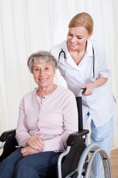 Vårdande läkare att hjälpa handikappade patienten — Stockfoto