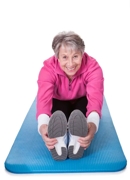 Mujer mayor estirando sus piernas —  Fotos de Stock