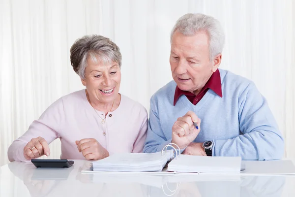 Senior koppel berekenen begroting — Stockfoto