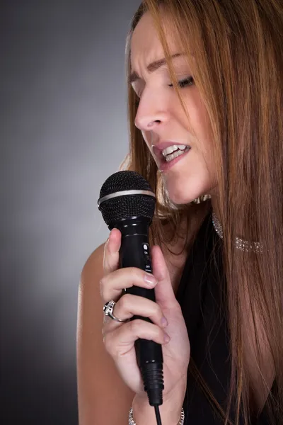 Jovem cantora feminina — Fotografia de Stock