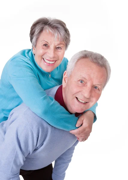 Pareja mayor disfrutando de paseo en Piggyback — Foto de Stock