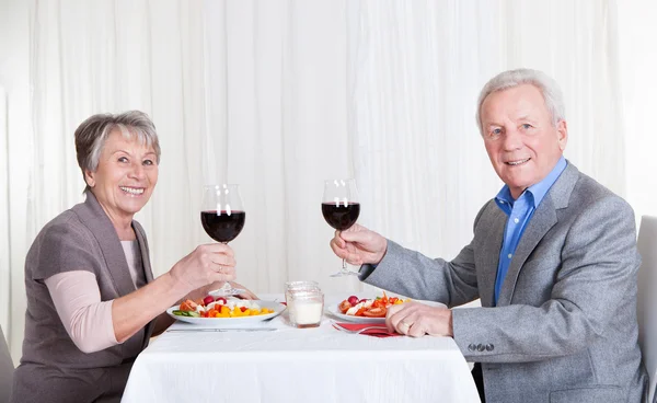 Seniorenpaar genießt gemeinsames Abendessen — Stockfoto